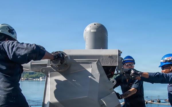 USS Ronald Reagan (CVN 76) Sailors Conduct Maintenance