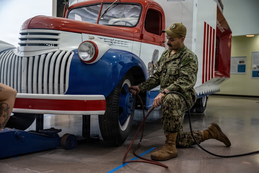 NCG 1 Seabees Move Vintage Exhibits For U.S. Navy Seabee Museum