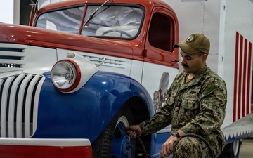 NCG 1 Seabees Move Vintage Exhibits For U.S. Navy Seabee Museum