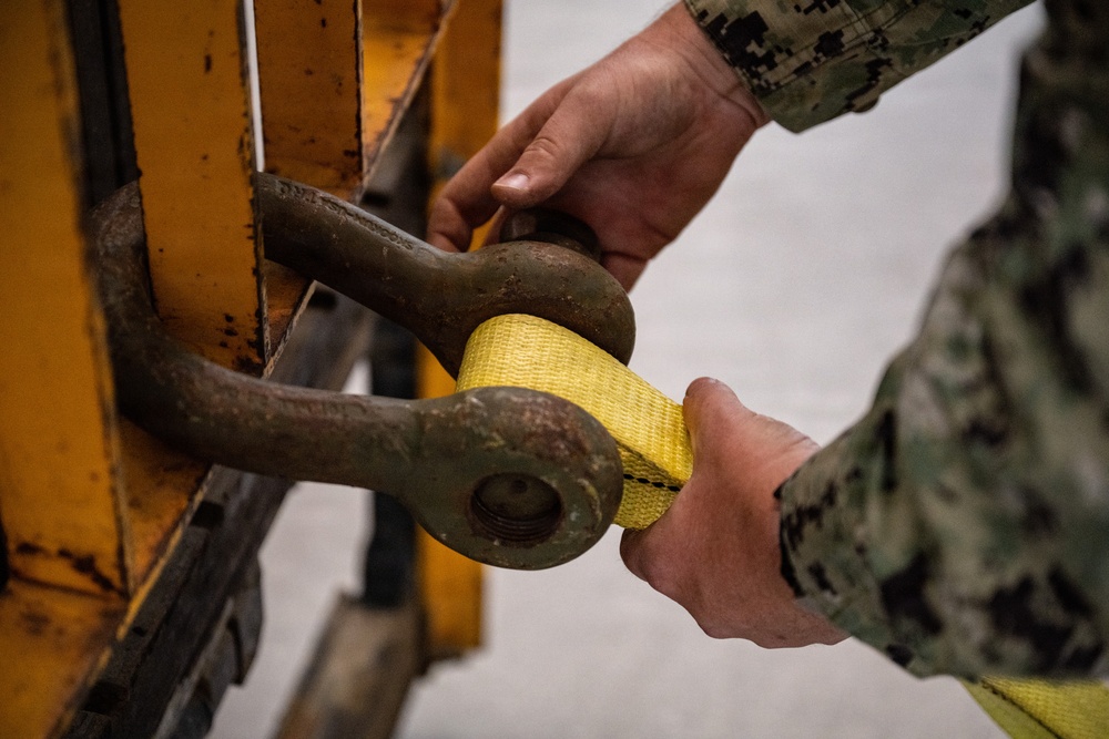 NCG 1 Seabees Move Vintage Exhibits For U.S. Navy Seabee Museum