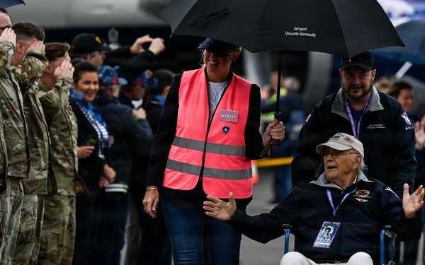 WWII veterans welcomed to Normandy for D-Day commemortaion