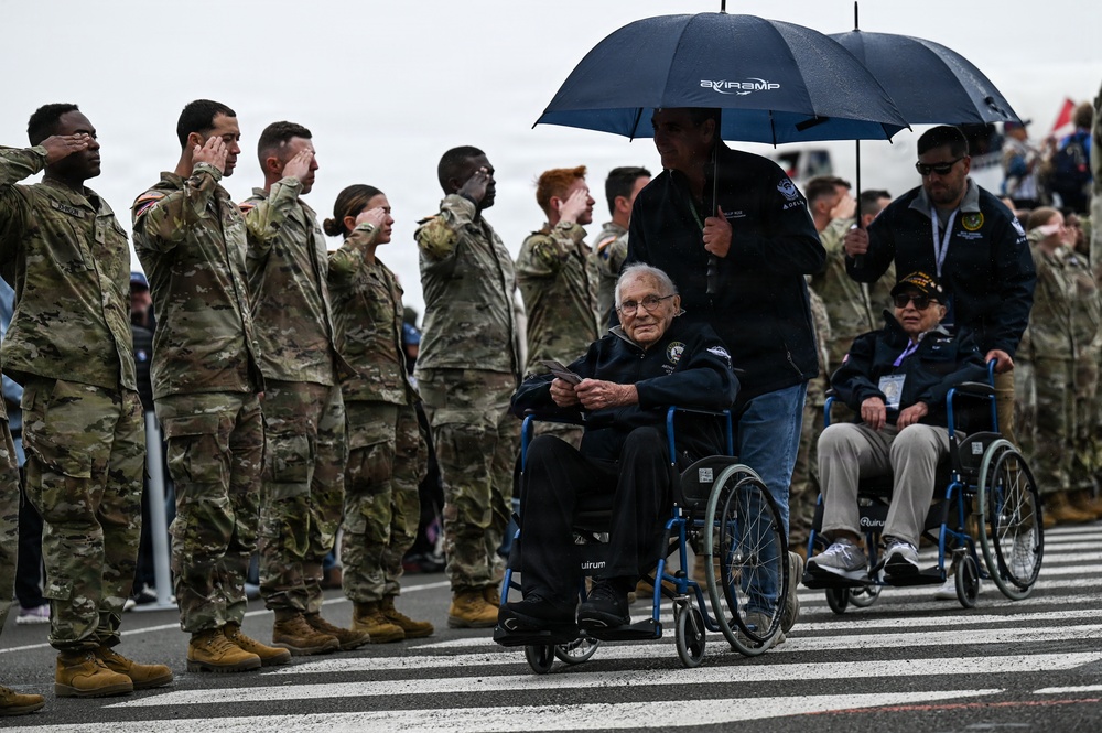 WWII veterans welcomed to Normandy for D-Day commemoration