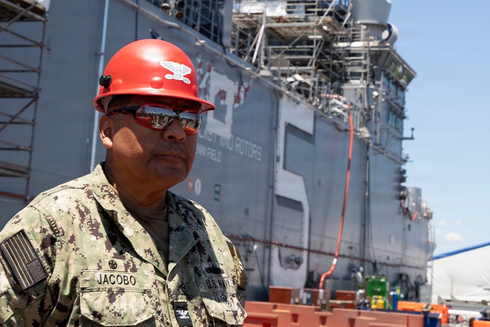 Distinguished Visitors from Expeditionary Strike Group Two visit USS Bataan (LHD5)