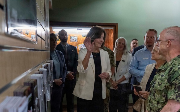 CNO and MCPON participate in Warrior Eatery reopening
