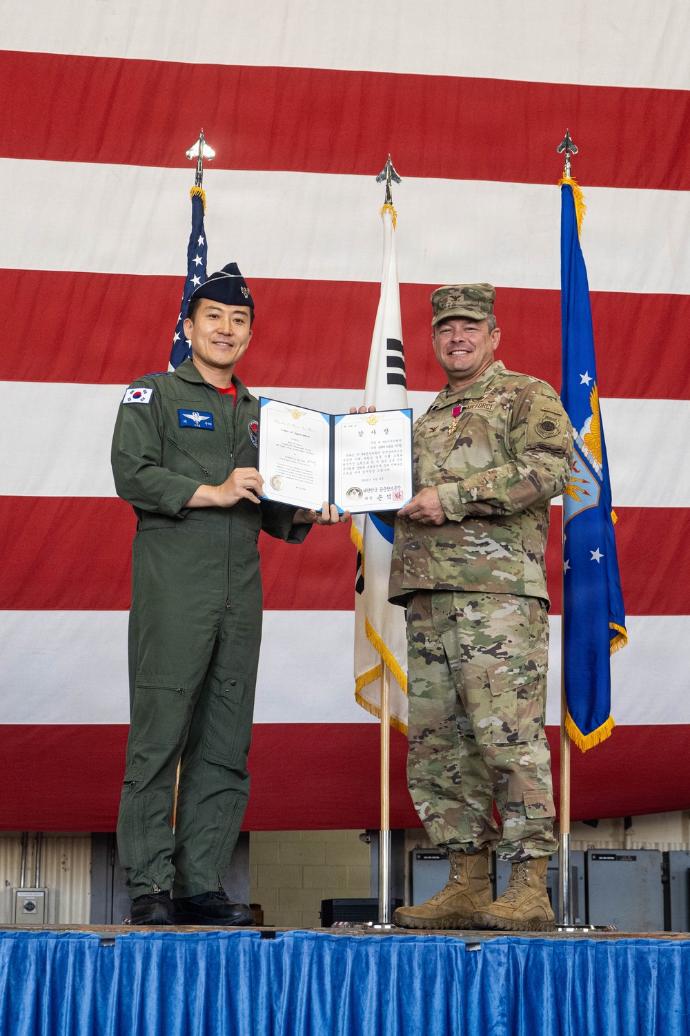 8th MXG holds change of command ceremony