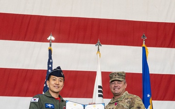 8th MXG holds change of command ceremony