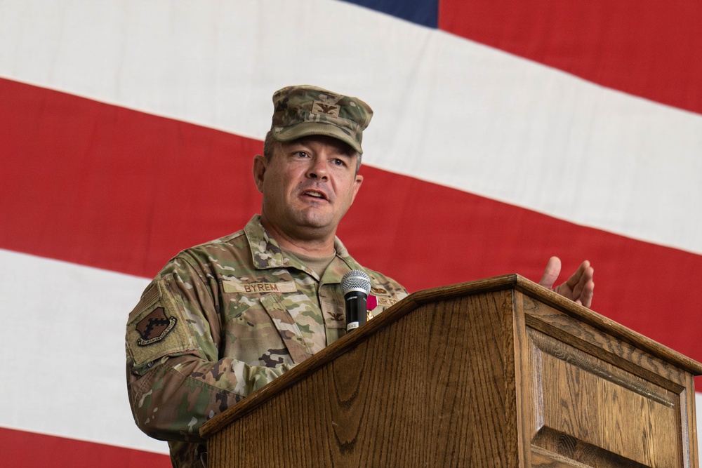 8th MXG holds change of command ceremony