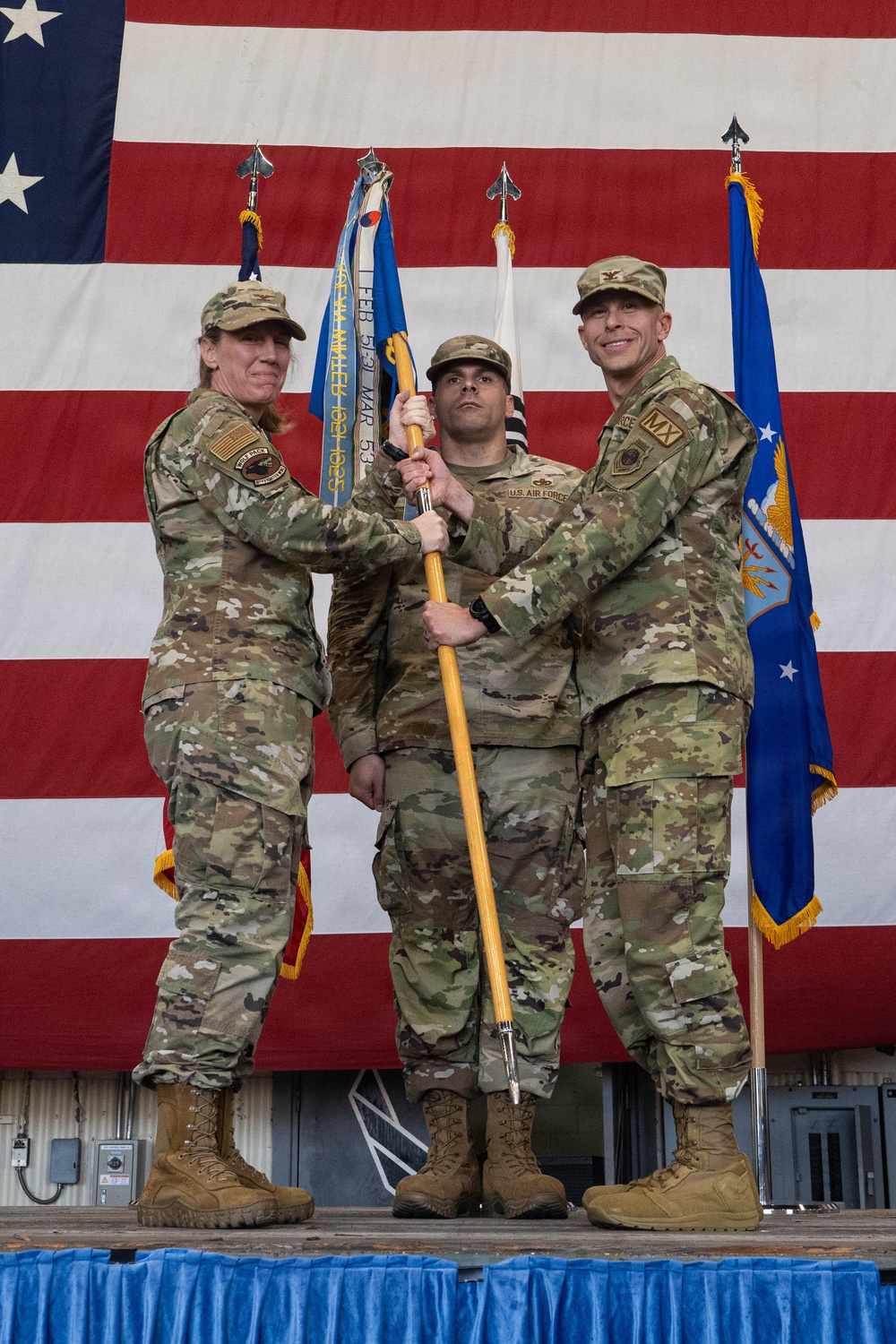 8th MXG holds change of command ceremony