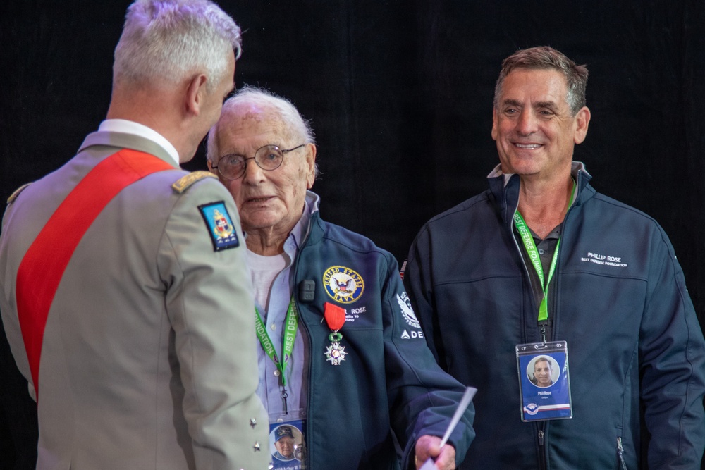 WWII veterans honored upon arrival to D-Day 82 commemoration in France