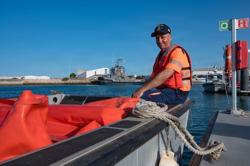 Spanish Armada and U.S. Navy personnel participate in a bilateral oil spill response exercise