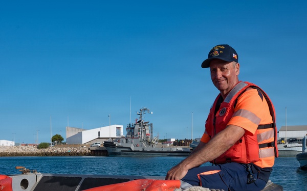 Spanish Armada and U.S. Navy personnel participate in a bilateral oil spill response exercise