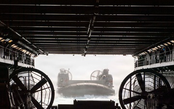USS Makin Island LCAC Operations