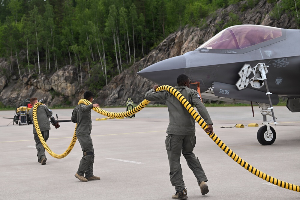 US Airmen, Marines conduct cross-servicing prep for RAFL26