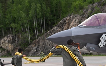 US Airmen, Marines conduct cross-servicing prep for RAFL26