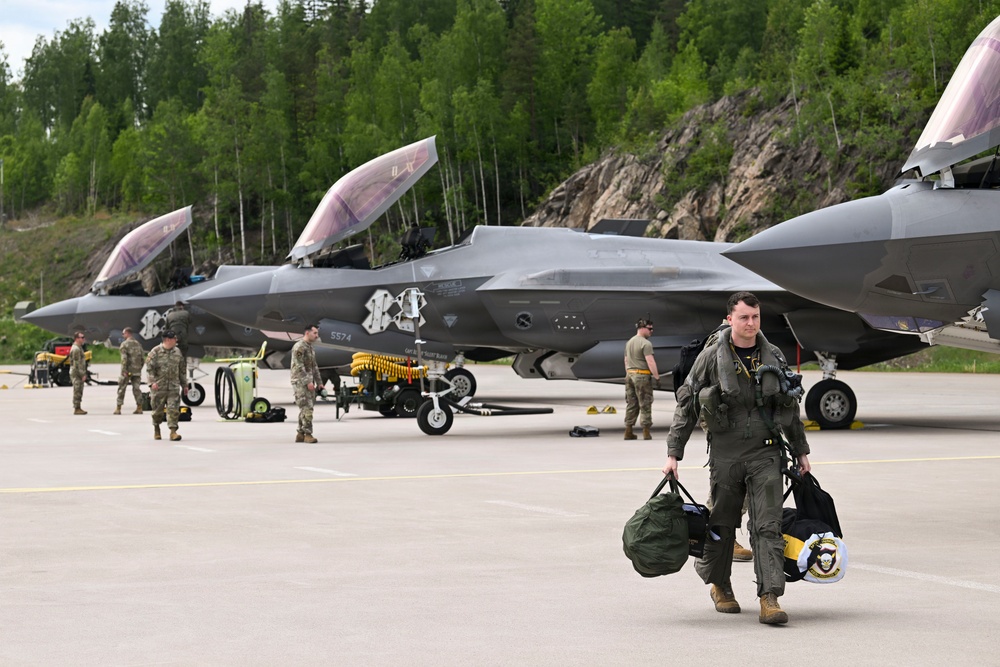 US Airmen, Marines conduct cross-servicing prep for RAFL26