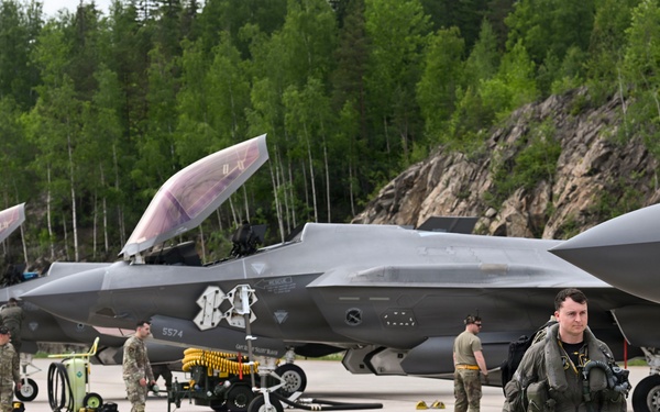 US Airmen, Marines conduct cross-servicing prep for RAFL26