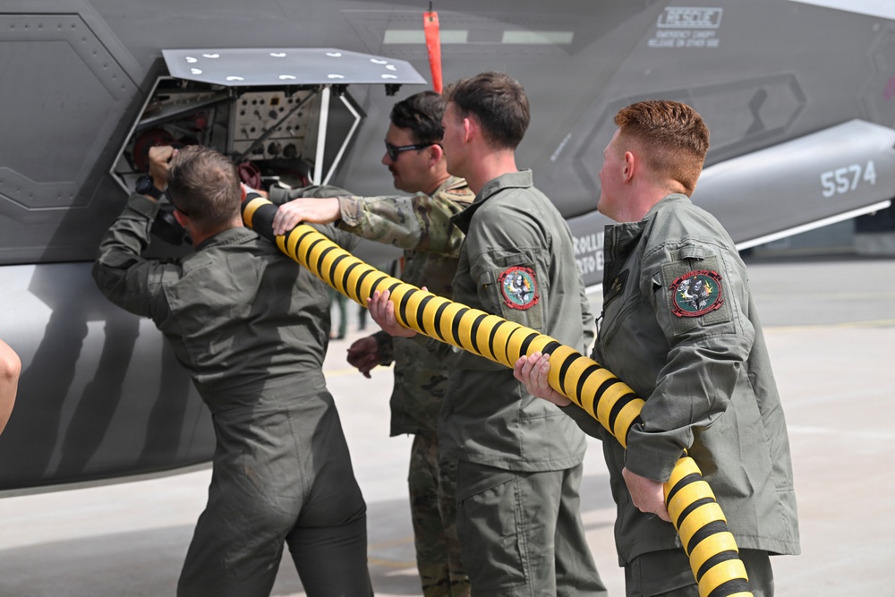 US Airmen, Marines conduct cross-servicing prep for RAFL26