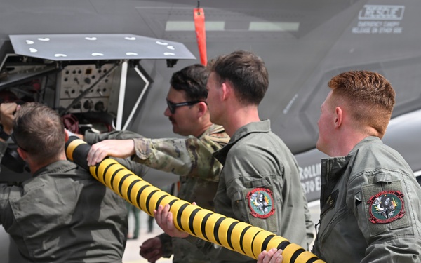 US Airmen, Marines conduct cross-servicing prep for RAFL26