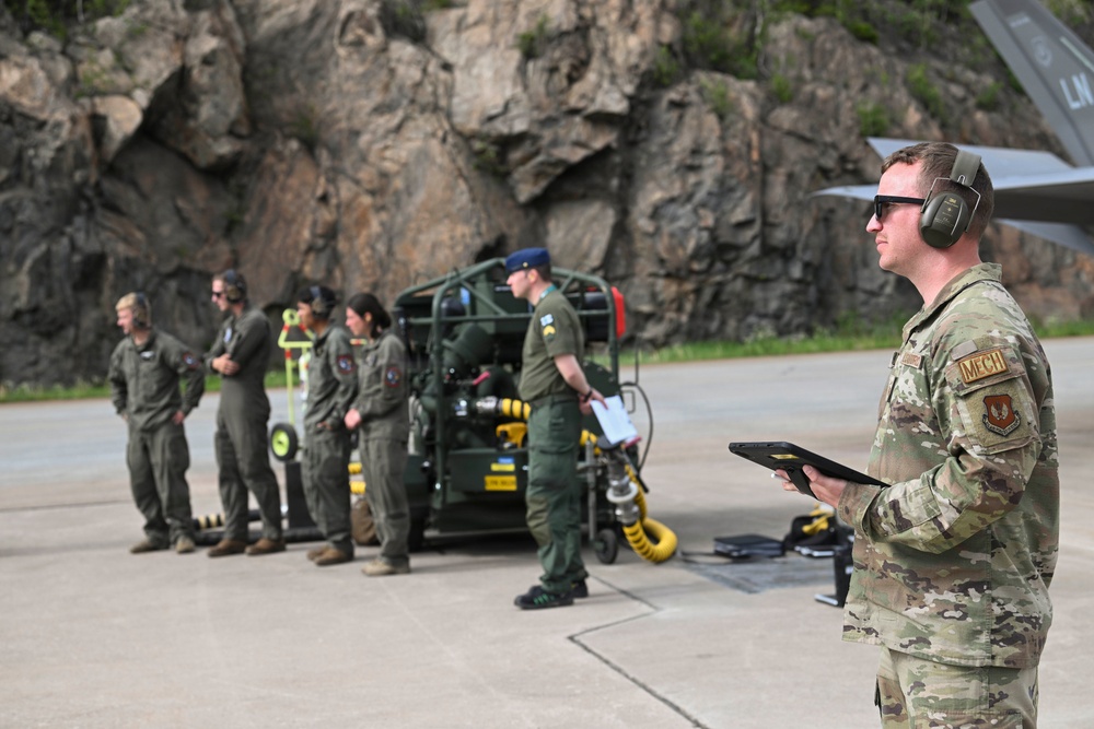 US Airmen, Marines conduct cross-servicing prep for RAFL26