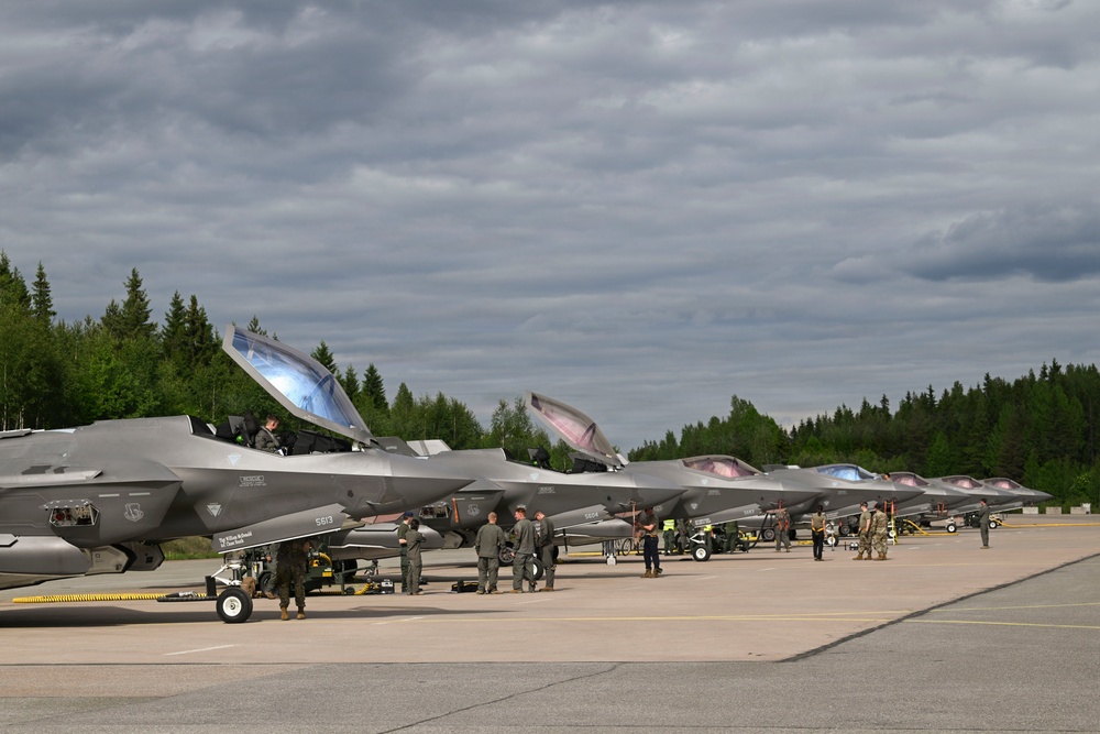 US Airmen, Marines conduct cross-servicing prep for RAFL26