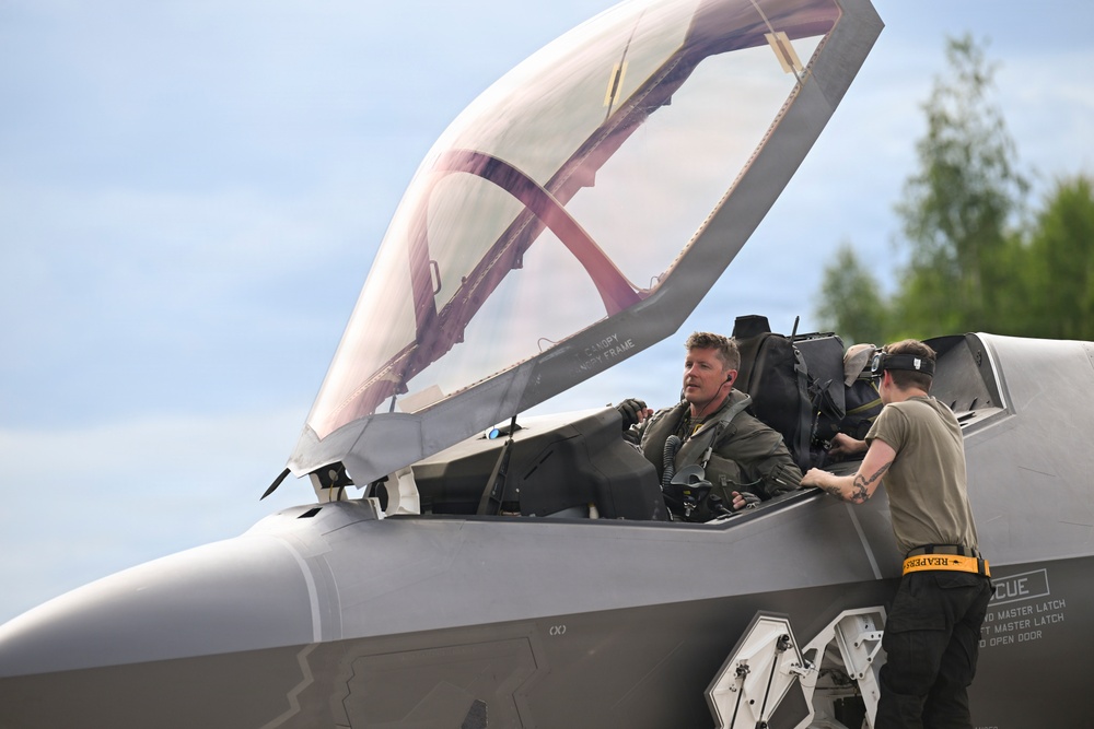US Airmen, Marines conduct cross-servicing prep for RAFL26