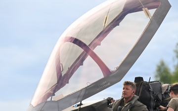 US Airmen, Marines conduct cross-servicing prep for RAFL26