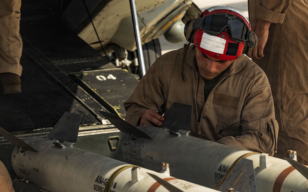 31st MEU | U.S. Marines operate a FARP