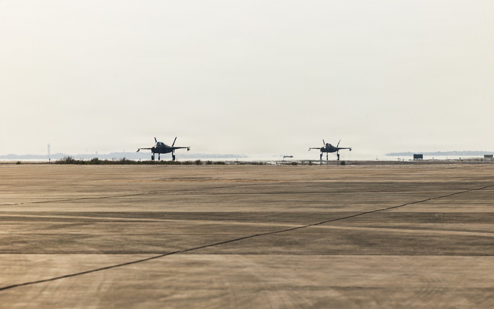 31st MEU | U.S. Marines operate a FARP
