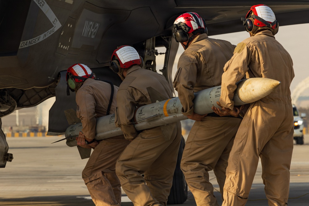 31st MEU | U.S. Marines operate FARP