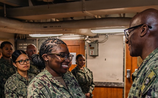 Fleet Master Chief Donald Davis Speaks With Ronald Reagan Sailors
