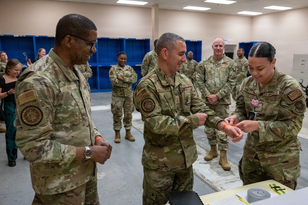 USTRANSCOM Commander visits AMC's Gateway to the Pacific
