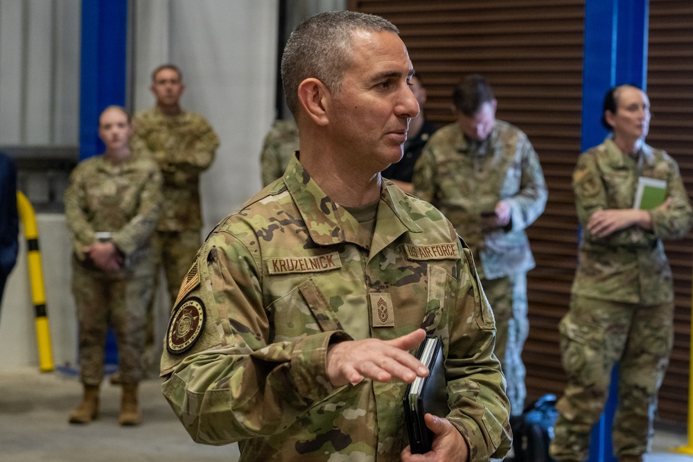 USTRANSCOM Commander visits AMC's Gateway to the Pacific