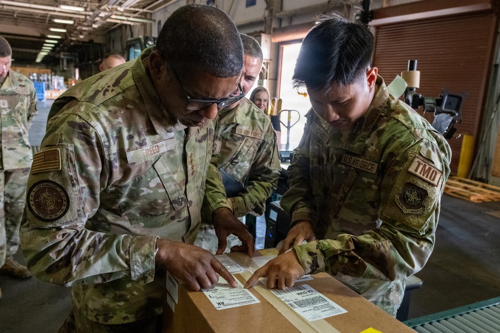 USTRANSCOM Commander visits AMC's Gateway to the Pacific
