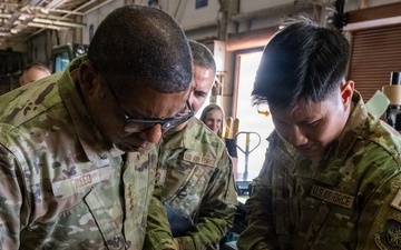 USTRANSCOM Commander visits AMC's Gateway to the Pacific