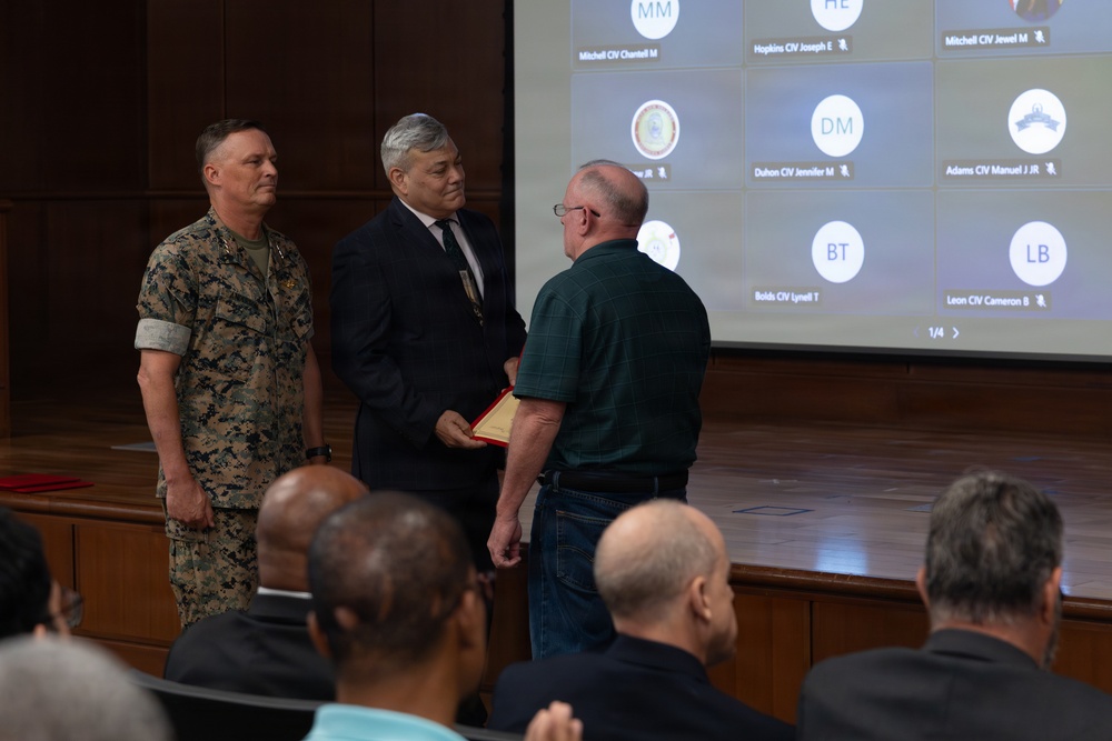 Lt. Gen. Leonard F. Anderson IV presents awards to civilians with Marine Corps Support Facility New Orleans
