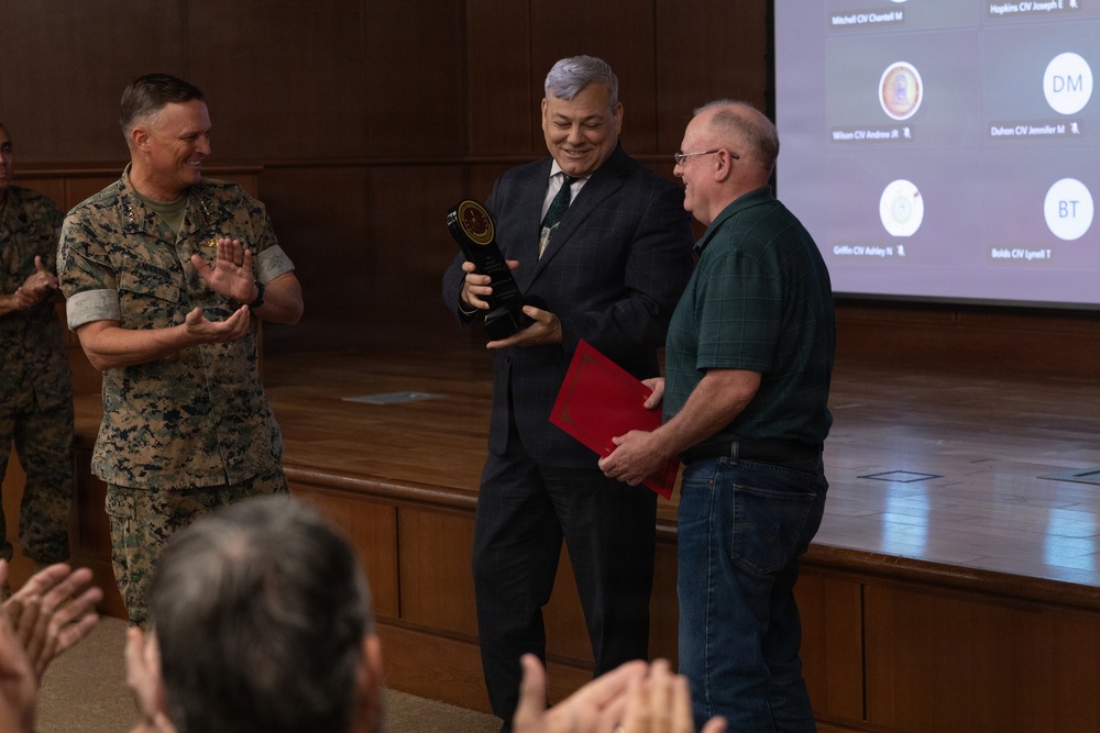 Lt. Gen. Leonard F. Anderson IV presents awards to civilians with Marine Corps Support Facility New Orleans
