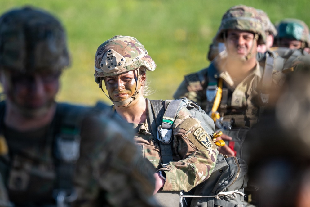 RNZAF &amp; 11th ABN DIV conduct JFE airborne operations during RED FLAG-Alaska 26-2