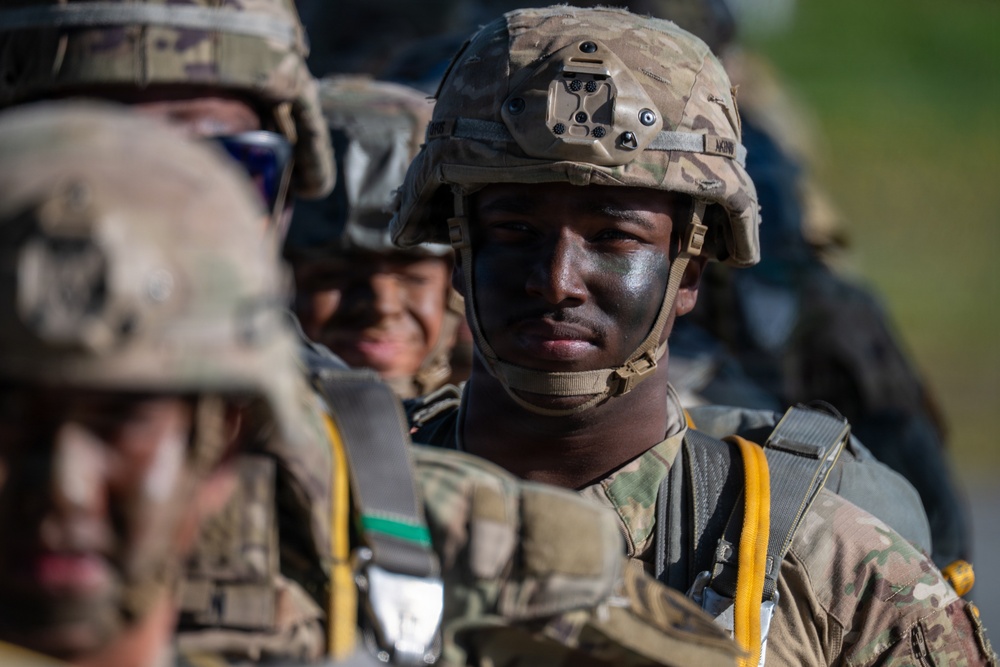 RNZAF &amp; 11th ABN DIV conduct JFE airborne operations during RED FLAG-Alaska 26-2