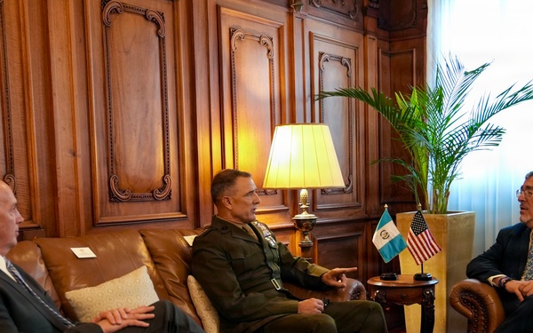 SOUTHCOM Commander visits Guatemala