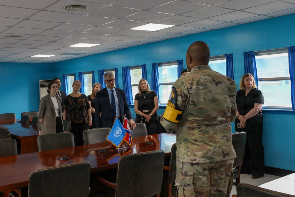 The Secretary of the New Zealand Ministry of Foreign Affairs and Trade attends JSA Orientation
