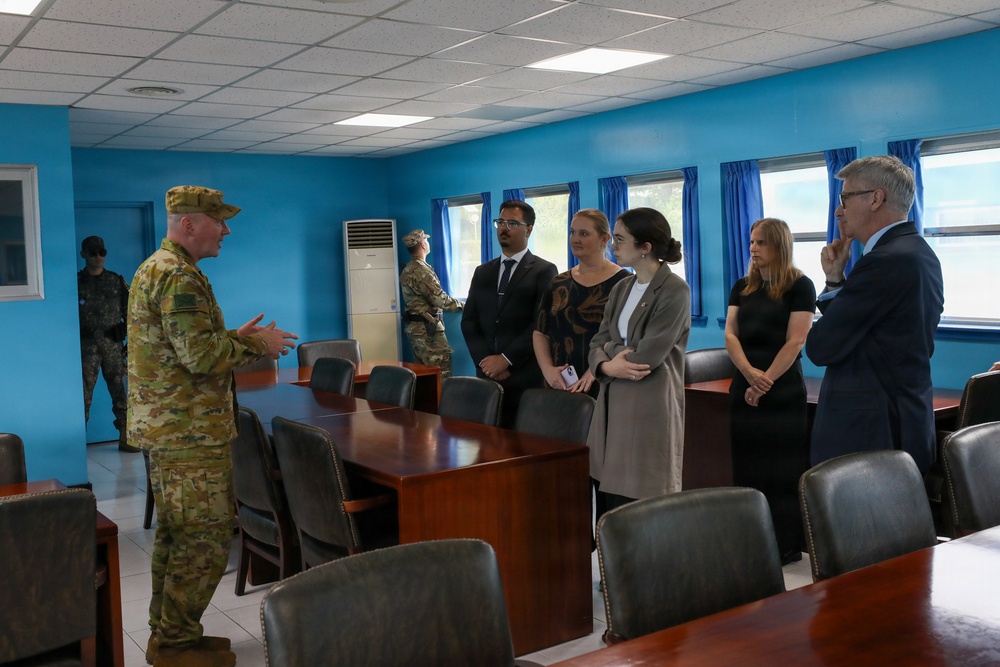The Secretary of the New Zealand Ministry of Foreign Affairs and Trade attends JSA Orientation