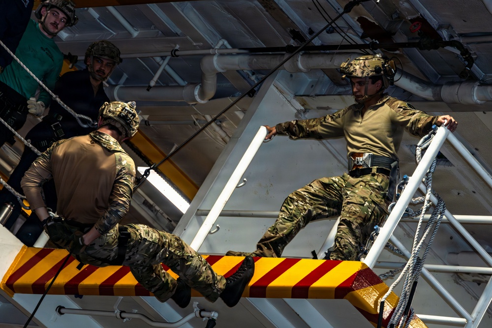 George Washington Conducts Fast Rope Exercises