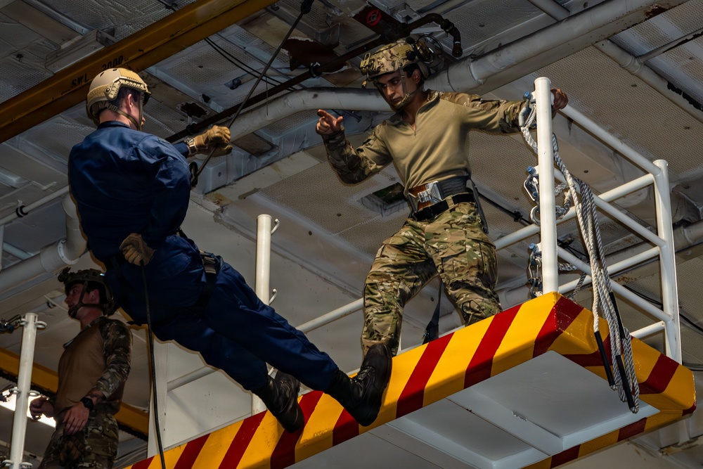 George Washington Conducts Fast Rope Exercises
