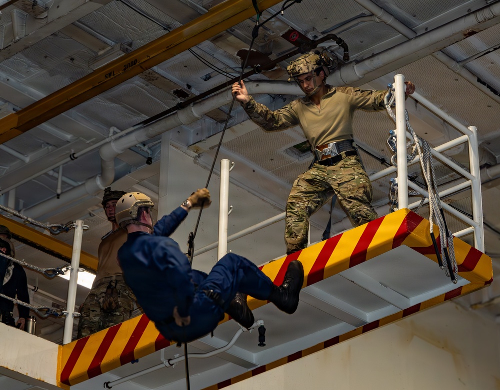 George Washington Conducts Fast Rope Exercises