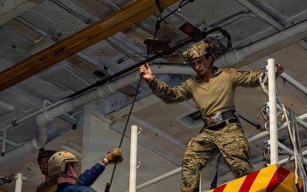 George Washington Conducts Fast Rope Exercises