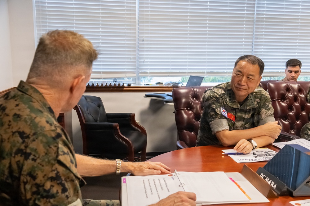 Commandant of the Republic of Korean Marine Corps visits Manpower and Reserve Affairs