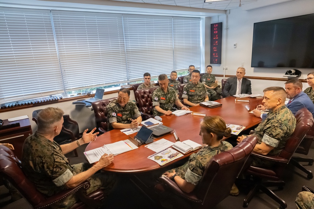 Commandant of the Republic of Korean Marine Corps visits Manpower and Reserve Affairs