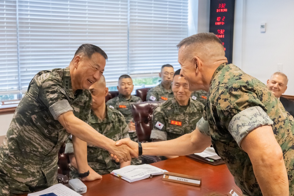 Commandant of the Republic of Korean Marine Corps visits Manpower and Reserve Affairs