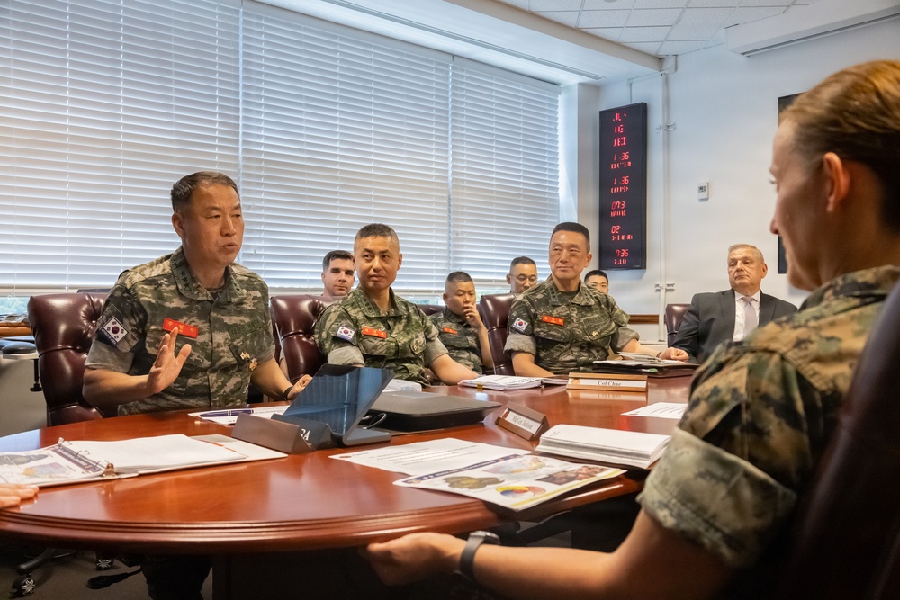Commandant of the Republic of Korean Marine Corps visits Manpower and Reserve Affairs