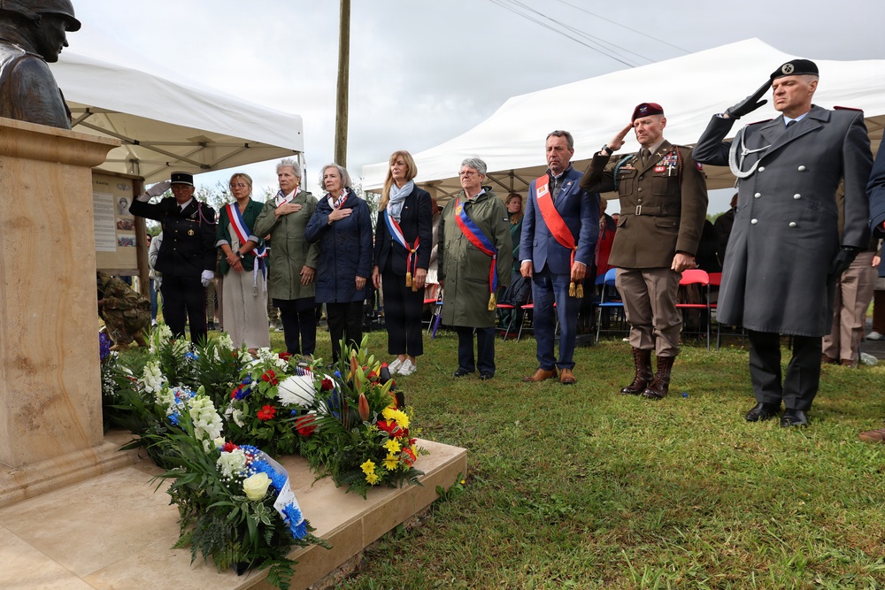 The delegation of U.S. Army, German Armed Forces, French veterans and citizens giving honors